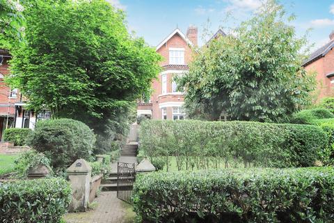 5 bed property, in Park Dale West, £675,000