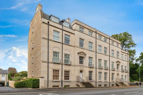 2 bed property, in Holburne Place, £375,000
