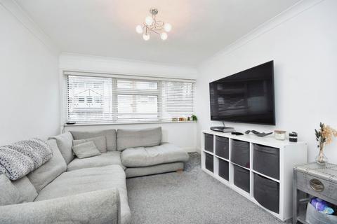 2 bed property, in Leonard Way, £240,000
