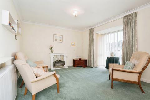 2 bed property, in Sharon Road, £120,000