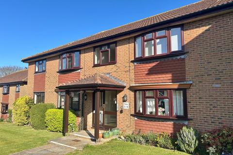 2 bed property, in Hillborough Close, £180,000