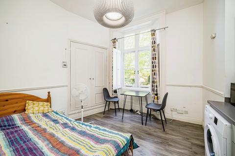 Studio, in Upton Park, £140,000
