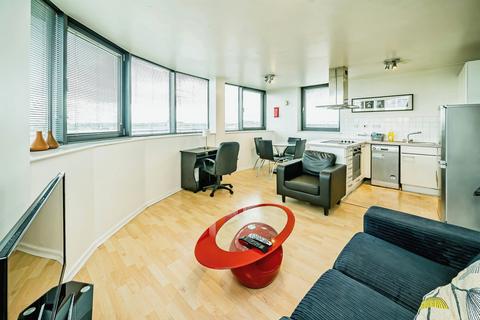 2 bed property, in Bath Road, £250,000