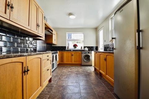 3 bed property, in Porthkerry Road, £225,000