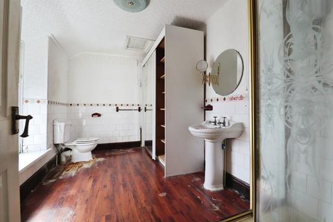 2 bed property, in Charlotte Place, £135,000