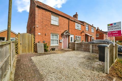 2 bed property, in Main Road, £135,000