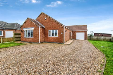 3 bed property, in Woodland Close, £300,000