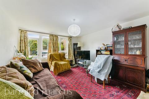 3 bed property, in Wolftencroft Close, £650,000