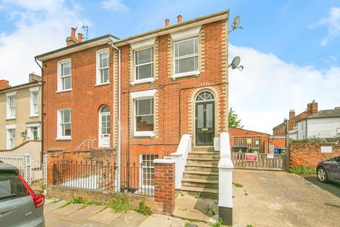 2 bed property, in Roman Road, £150,000