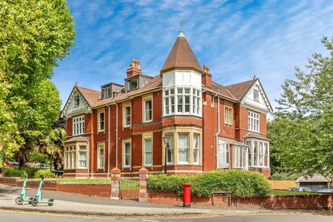 2 bed property, in Redland Road, £200,000