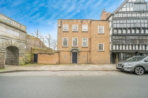 1 bed property, in Lower Bridge Street, £150,000