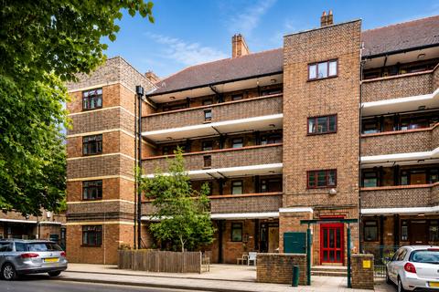 3 bed property, in Poynders Gardens, £350,000