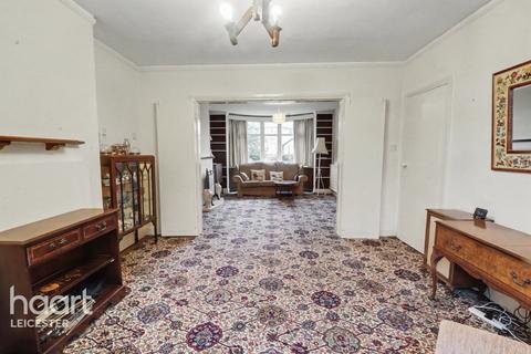 4 bed property, in Shanklin Drive, £475,000