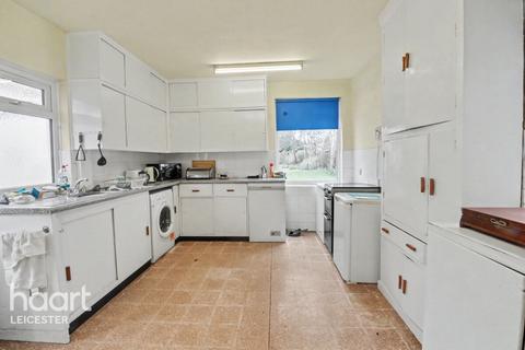4 bed property, in Shanklin Drive, £475,000