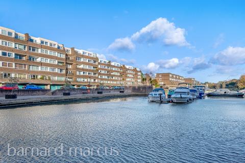 2 bed property, in Justin Close, £340,000