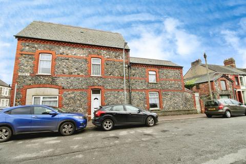 5 bed property, in Atlas Road, £365,000