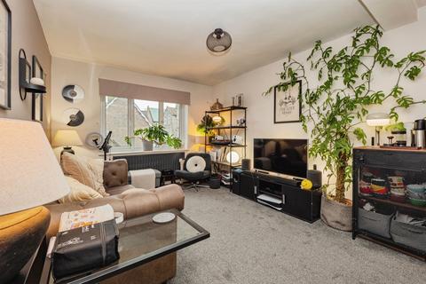 1 bed property, in Royal Mews, £170,000