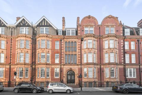 1 bed property, in Cromwell Crescent, £550,000