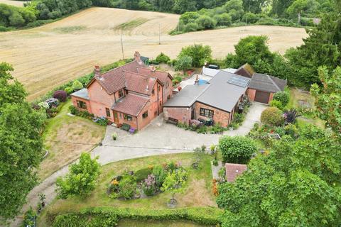 4 bed property, in Broxhill, £950,000