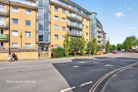1 bed property, in Highfield Road, £200,000