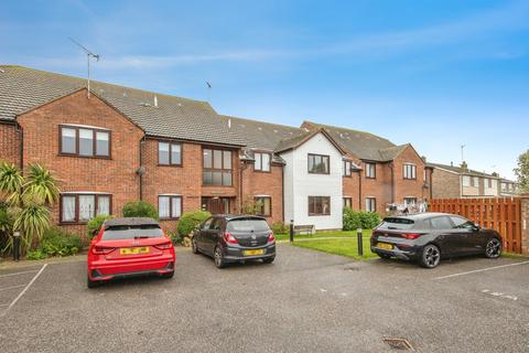 2 bed property, in Main Road, £90,000