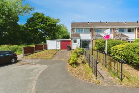 3 bed property, in Vale Close, £300,000