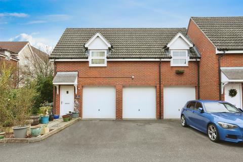 2 bed property, in Hansen Gardens, £280,000