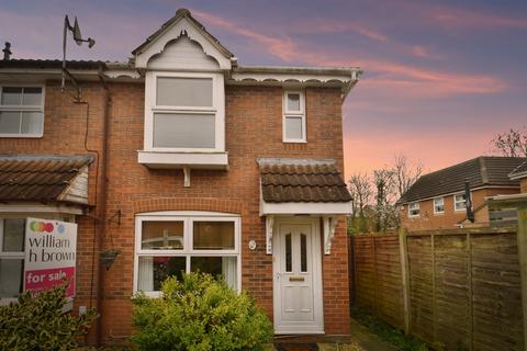 2 bed property, in Hunters Row, £240,000
