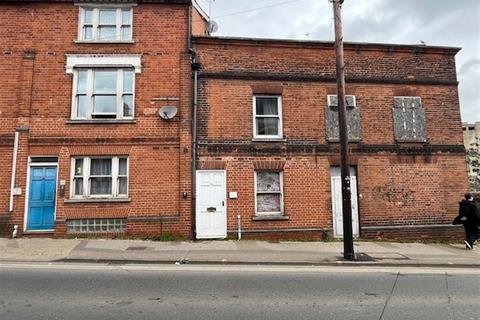 1 bed property, in Stoke Street, £70,000