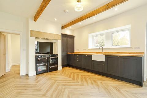 4 bed property, in Main Street, £385,000