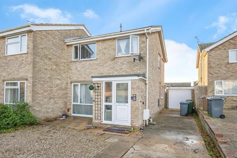 3 bed property, in Langdale Close, £270,000
