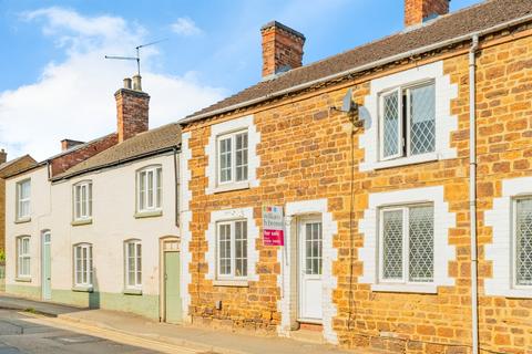 3 bed property, in High Street, £160,000