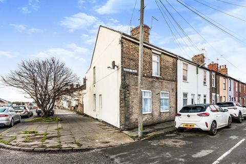 2 bed property, in Melbourne Road, £120,000