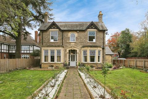 5 bed property, in Elwyn Road, £650,000