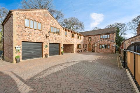 5 bed property, in The Orchard, £550,000
