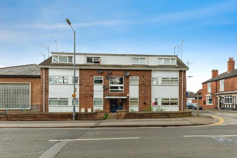 2 bed property, in Queens Road, £43,000