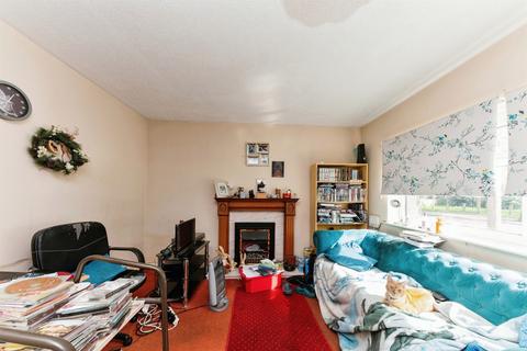 2 bed property, in Queens Road, £43,000