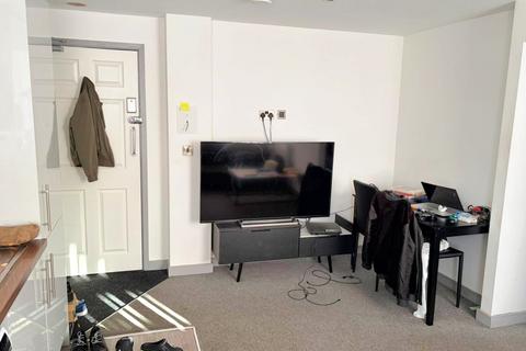 1 bed property, in South Street, £70,000