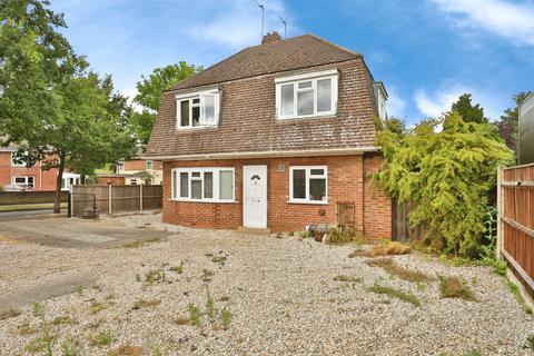 2 bed property, in Earlham Green Lane, £190,000