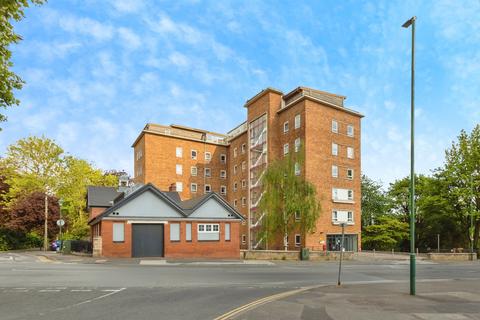 1 bed property, in Woodborough Road, £83,000