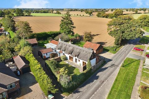 3 bed property, in Chapel Road, £495,000