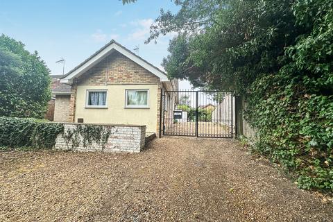 2 bed property, in Eye Road, £315,000