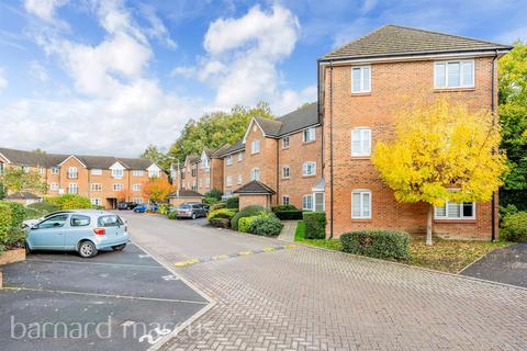 2 bed property, in Rydons Way, £235,000