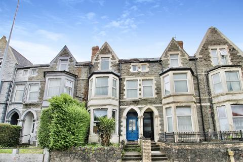 1 bed property, in Newport Road, £115,000