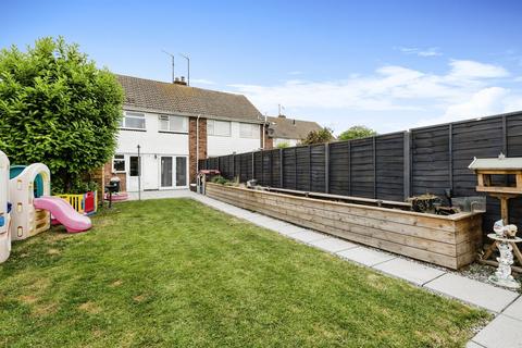 3 bed property, in Slade Close, £230,000