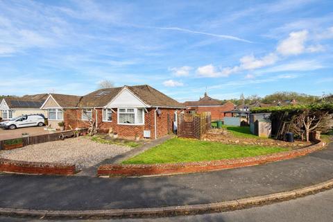 2 bed property, in Riverdale Close, £300,000