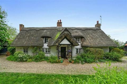 3 bed property, in The Green, £500,000