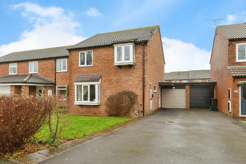 4 bed property, in Windsor Close, £475,000