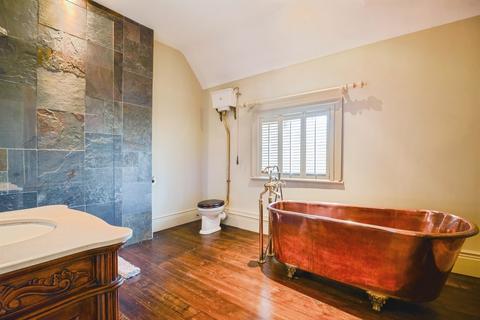 3 bed property, in Butts Lane, £450,000