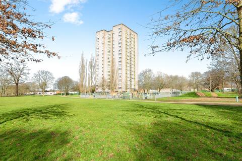 2 bed property, in Harrow Court, £160,000